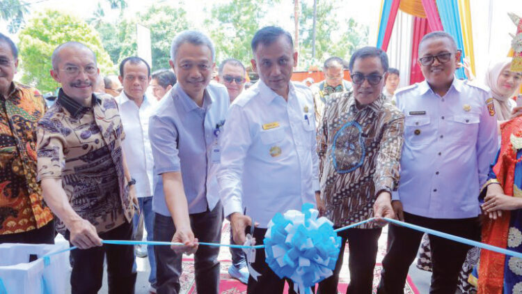Grand Opening N’Mart Swalayan dan N’Caffe, Permudah Akses Warga pada Produk Berkualitas 1 GUNTING PITA— Pejabat Sementara (Pjs) Bupati Agam, Dr. Endrizal, M.Si, meresmikan Grand Opening N’Mart Swalayan dan N’Caffe yang berlokasi di Simpang Tiga, Kecamatan Lubuk Basung, pada Rabu (23/10).