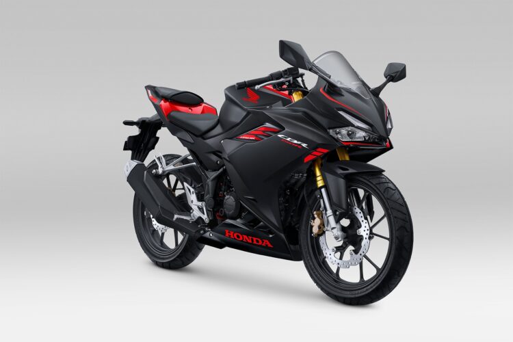 Motor Sport Honda Terlaris New CBR150R Tampil Makin Agresif 1 PENYEGARA-Honda New CBR150R semakin sporty dan agresif setelah dilakukan penyegaran oleh PT AHM.