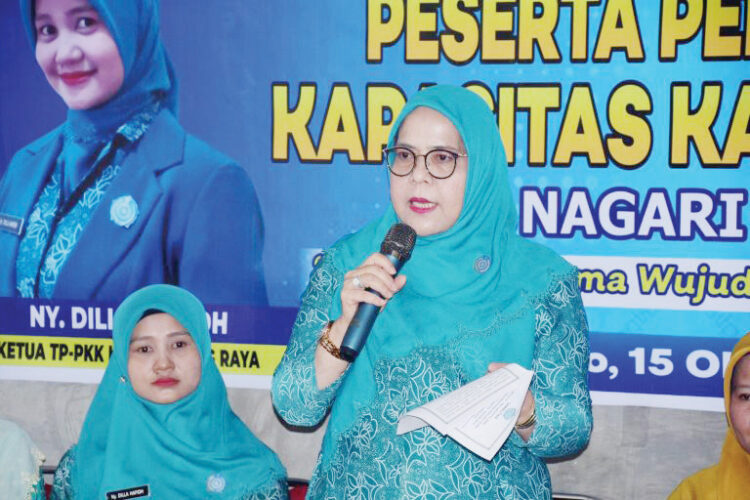 PENGUKUHAN PENGURUS— Pjs Ketua TP PKK Kabupaten Agam Ny Een Endrizal hadiri pengukuhan pengurus TP PKK Nagari Dalko, Kecamatan Tanjung Raya, di Aula Nagari Dalko, Selasa (15/10).