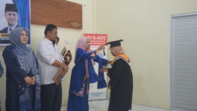 Hadiri Wisuda Angkatan Pertama Sekolah Lansia