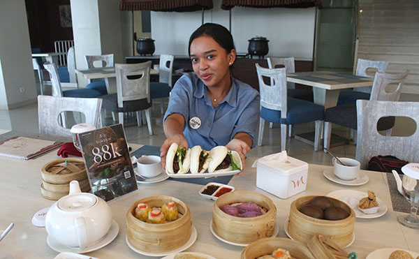 Hotel Mercure Padang Sediakan Menu Baru Khusus Dimsum 1 VARIAN BARU DIMSUM— Marketing Communications Hotel Mercure Padang Risma Ambarwati saat menampilkan menu Mantau Lado Hitam di Restauran Hotel Mercure Padang, Selasa (1/10).