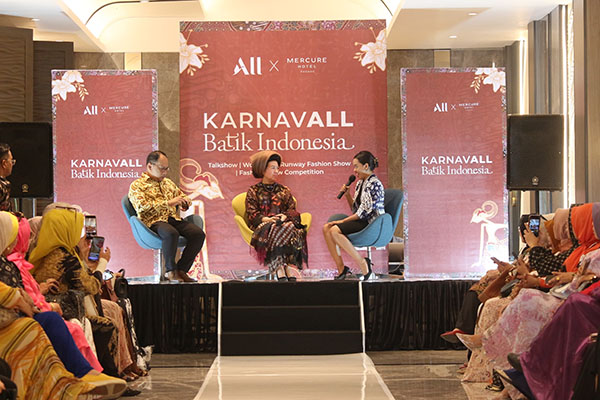 Perkenalkan dan Lestarikan Batik sebagai Warisan tak Benda Asli Indonesia, Hotel Mercure Gelar Batik KarnavALL Fashion Show 1 TALK SHOW—General Manager Hotel Mercure Padang bersama ibu-ibu dari komunitas Bunga (Bunda Gaul) dalam kegiatan talkshow Peringatan Hari Batik Nasional, Rabu (16/10).