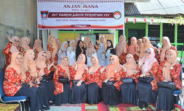 Peringati HUT ke-25, DWP Kota Padang Anjangsana dan Bakti Sosial Ke Panti Asuhan 1 ANJANGSANA— Pj Ketua DWP Kota Padang Ny. Netti Yosefriawan bersama jajaran, melakukan anjangsana dan bakti sosial DWP Kota Padang di Panti asuhan Belaian Kasih dalam rangka Milad ke-25 DWP, Rabu (2/10).