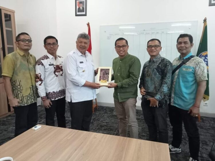 Miliki Perhatian Besar Terhadap Persepakbolaan, Wako Zul Elfian Umar Kunjungi Kantor Pusat PSSI 1 SERAHKAN—Dessy Afrianto Deputi Bidang Sepakbola Sekretariat Jenderal PSSI dan Anggota Exco PSSI, Muhammad.serahkan cendera mata ada Wako Zul Elfian.