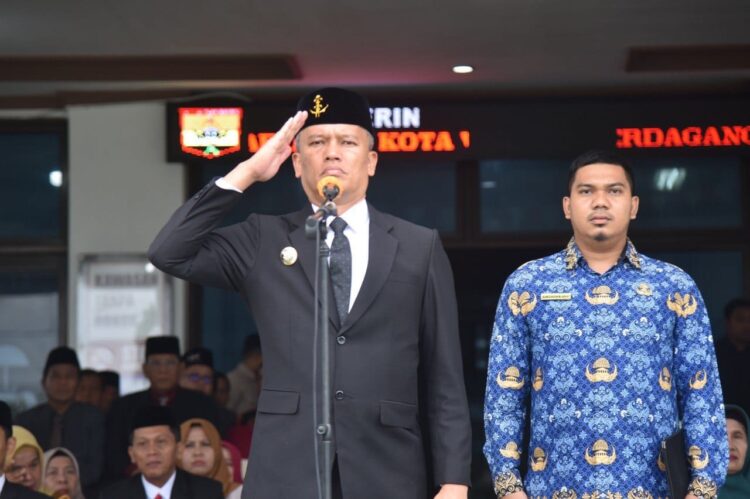 IRUP— Pj Wali Kota Pariaman Roberia bertindak sebagai selaku inspektur upacara (Irup) Peringatan Hari Kesaktian Pancasila ke 59 tahun 2024.