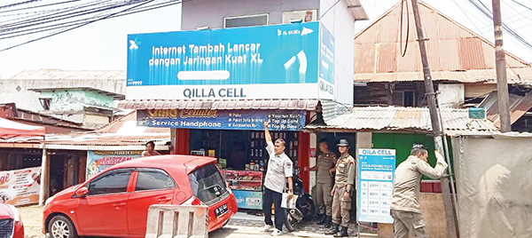 Abai Bayar Pajak, Reklame Operator Seluler Dicopot, Ikrar: Menunggak Hingga Puluhan Juta 1 PENERTIBAN IKLAN REKLAME— Petugas Bapenda Padang melakukan pencopotan papan reklame sejumlah brand operator seluler yang menunggak dalam pembayaran pajakm Selasa (8/1).