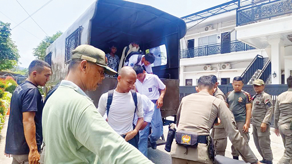 TERJARING RAZIA— Sebanyak enam pelahar yang terjaring razia Satpol PP di salah satu warung di kawasan Kuaropagang, Kecamatan Nanggalo, Rabu (9/10), diamankan petugas Satpol PP dan mendapat hukuman disiplin di Mako Satpol PP.