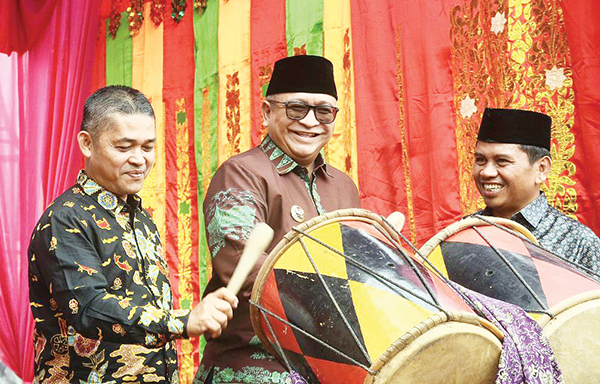 LAUNCHING SEMARAK HAB— Pj Wali Kota Padang Andree Algamar melaunching kegiatan Semarak HAB ke-79 Kementerian Agama Tingkat Kota Padang, di MTsN 5 Padang, Kamis (10/10).