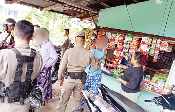 KELUYURAN— Empat orang pelajar SMP di tertibkan Satpol-PP Kota Padang, dari dalam salah satu warung di Kawasan Jalan Gang Guci, Kampung Olo, Kecamatan Nanggalo, Kota Padang, Selasa (15/10) siang.