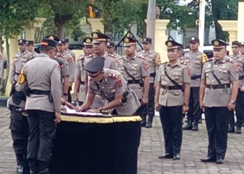 Kapolres Pesisir Selatan Pimpin Sertijab Pejabat Utama, Tekankan Pentingnya Loyalitas dan Dedikasi 1 Kapolres Pesisir Selatan Pimpin Sertijab Pejabat Utama, Tekankan Pentingnya Loyalitas dan Dedikasi