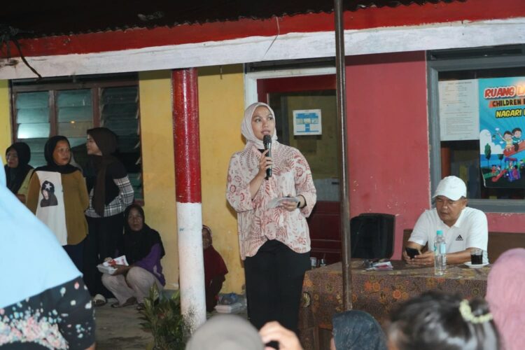Jaringan Kuat di Pusat, Percepat Pembangunan Dharmasraya 1 bertemu warga--Calon Bupati Kabupaten Dharmasraya, Annisa Suci Ramadhani saat bertemu warga.