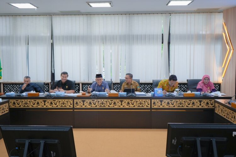 Pastikan Kelancaran Program Pembangunan di Triwulan III, Komisi II DPRD Sumbar Raker bersama Mitra Kerja 1 RAPAT KERJA--Komisi II DPRD Provinsi Sumatera Barat rapat kerja bersama mitra kerja.