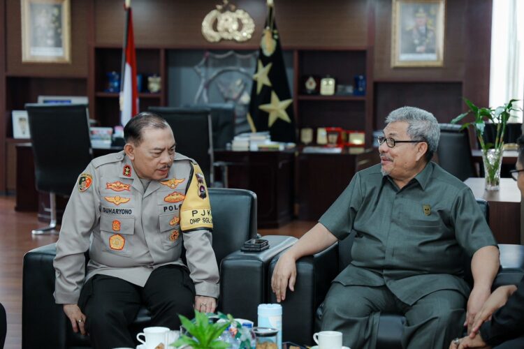 Pimpinan DPRD Sumbar Bertemu Kapolda, Perkuat Sistem Keamanan Berbasis Masyarakat 1 BERBINCANG--Ketua DPRD Sumbar, Muhidi, berbincang dengan Kapolda Sumbar Irjen Pol Suharyono.