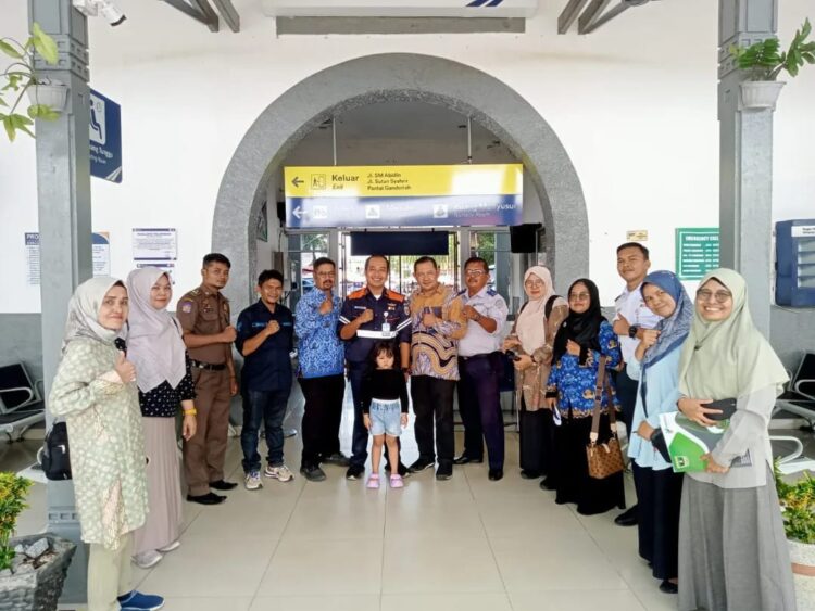 FOTO BERSAMA—Terlihat Kunjungan kerja dari Dinas Kesehatan Sumbar foto bersama.