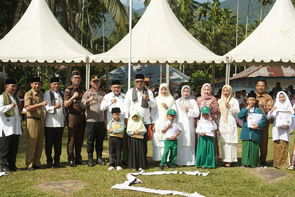 Pimpin Peringatan Hari Santri di Solsel, Sekda Ajak Santri Teguhkan Semangat Perjuangan 1 USAI—Sekretaris Daerah Solok Selatan H. Syamsurizaldi. usai pimpin apel Peringatan Hari Santri Nasional 2024 di Kabupaten Solok Selatan.