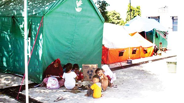 Sudah Dua Pekan Korban Kebakaran Tinggal di Tenda, Warga Sekitar Bantu Suplai Makanan 1 TINGGAL DI TENDA— Anak-anak korban kebakaran di jalan Andalas RT 02, RW 10, Kelurahan Andalas, Kecamatan Padang Timur, Kota Padang, nampak bermain di depan tenda yang sudah mereka huni hampir dua pekan, Selasa (22/10).