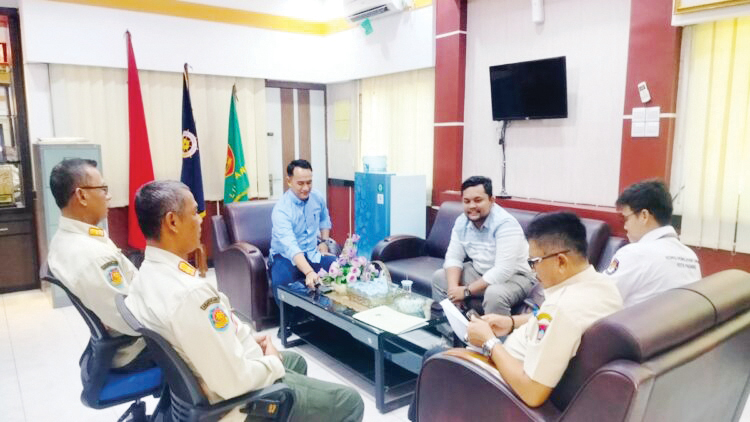 Demi Kenyamanan Kota, Satpol PP dan Bawaslu Padang Kawal Pemasangan APK 1 PERTEMUAN— Chandra Eka Putra, Kepala Satpol PP Padang, dalam pertemuan dengan Komisioner KPU Kota Padang yang digelar di Kantor Satpol PP di Jalan Tan Malaka, Kamis (24/10).