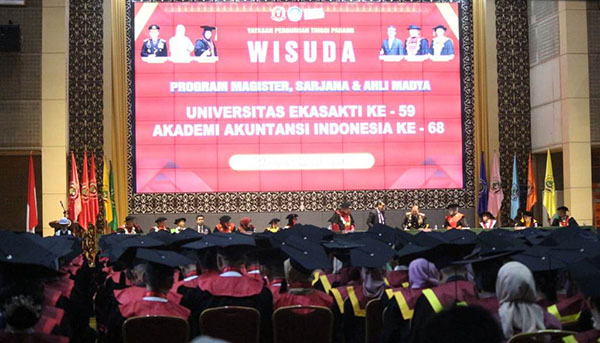 Unes dan AAI Padang Lepas 1.152 Wisudawan, Rektor: 3 Prodi Menuju Akreditasi Unggul 1 PELEPASAN WISUDAWAN— Rektor Unes Prof. Sufyarma Marsidin, melepas 1.152 wisudawan dalam prosesi wisuda Universitas Eka Sakti (Unes) ke-59 dan Akademi Akutansi Indonesia (AAI) ke-68, di Auditorium UNP, Sabtu (26/10).