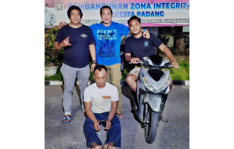 Kabur ke Bukittinggi, Pencuri Motor Diciduk Tim Klewang, Pelaku Sempat Bersembunyi di Tumpukan Kain 1 CURI MOTOR— Pelaku Andri Gusto (30) yang terlibat kasus pencurian sepeda motor ditangkap Tim Klewang Polresta Padang.