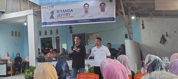 Riyanda-Jefrry Jika Memimpin, Istilah Walikota Malam Tak Ada 1 SAMPAIKAN—Riyan, saat sampaikan visi dan misinya pada masyarakat di kediaman pak Hasan Basri, Dusun Simpang Desa Kolok Mudiak, Selasa (2/10).