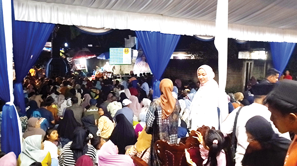 Dongkrak Kreatifitas Generasi Muda Dharnasraya, Annisa-Leli akan Bangun Creative Space Berbasis RTH 1 ANTUSIAS— Calon Bupati Kabupaten Dharmasraya, Annisa Suci Ramadhani disambut antusias oleh masyarakat Nagari Sungai Dareh, Senin (14/10).