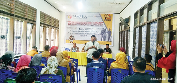 SOSIALISASI PENGAWASAN PEMILU— Bawaslu Pasaman melalui Panwascam Mapattunggul saat melaksanakan sosialisasi pengawasan pemilu.