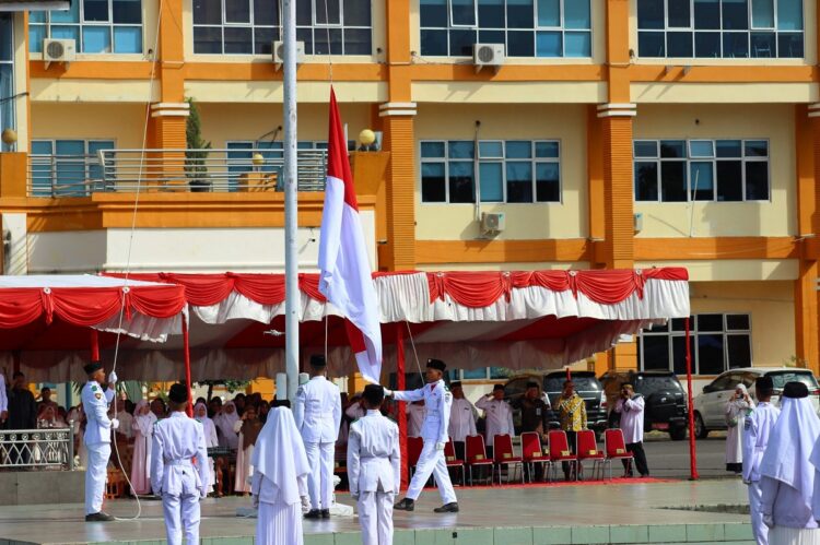Peringati Hari Santri Nasional 2024 di Pasbar, Pemkab Bersama Forkopimda dan Ribuan Santri Ikuti Upacara 1 UPACARA—Plt. Bupati Pasbar, Risnawanto, pimpin upacara yang digelar di halaman kantor bupati Pasbar pada Selasa (22/10).
