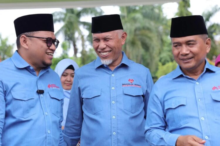 Calon Wali Kota Padang M Qibal dan Calon Wakil Wali Kota Amasrul bersama Gubernur Sumbar Mahyeldi.