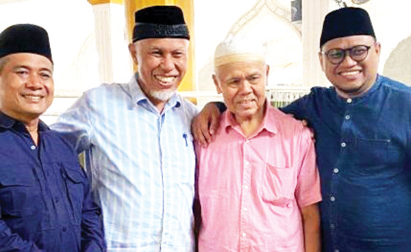 Pimpin Padang, Iqbal-Amasrul Dapat Dukungan dari Mahyeldi-Emzalmi 1 DUKUNGAN— Pasangan Calon Wali Kota dan Wakil Wali Kota Padang nomor urut 2 Iqbal-Amasrul, bersama Buya Mahyeldi dan Emzalmi dalam salah satu kegiatan, beberapa waktu lalu.