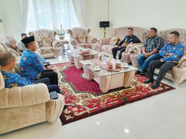 SILATURAHMI— Untuk menjaga Netralitas masa Pilkada ini, Harian Umum Haluan bersilaturahmi dengan Pjs Bupati Agam, Dr Endrizal, Kamis (17/10) di Lubuk Basung.