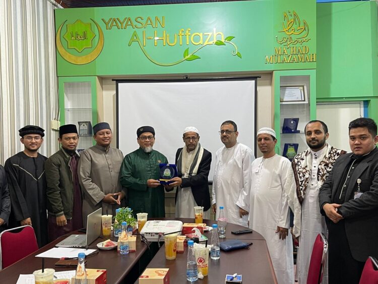 Jajaki Kerjasama, Yayasan Alhuffazh Terima Kunjungan Rektor UST Yaman Hadhramaut 1 TERIMA—Ketua Dewan Pembina Yayasan Al Hiffazh Payakumbuh, Ustadz Zulkifli Muhammad Ali (UZMA) menerima kunjungan Rektor USTY Hadramaud di Sekolah Al Huffazh.