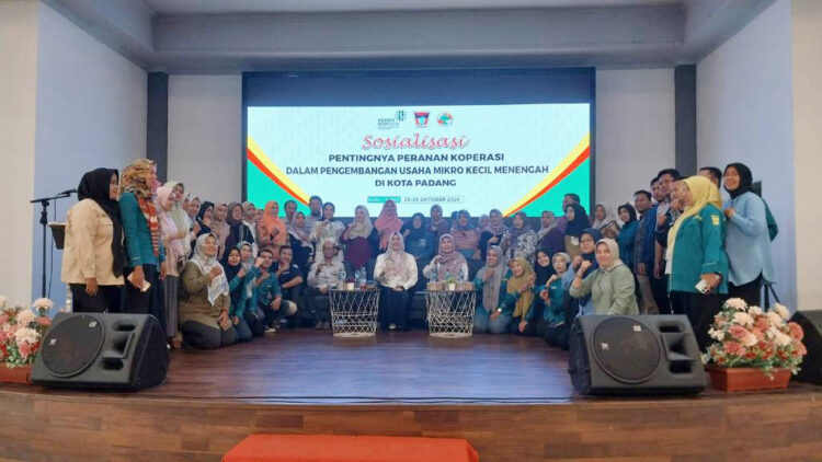 Jauhi Pinjol, Pelaku UMKM Kota Padang Diajak Gabung Koperasi 1 PENTINGNYA KOPERASI— Dinas Koperasi dan Usaha Kecil Menengah (UKM) Kota Padang menggelar sosialisasi “Pentingnya Peranan Koperasi dalam Pengembangan Usaha Mikro Kecil Menengah di Kota Padang” di Youth Centre, Rabu (23/10).