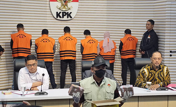 TETAPKAN TERSANGKA— KPK resmi menetapkan Gubernur Kalimantan Selatan (Kalsel) Sahbirin Noor (SHB) sebagai tersangka dalam konferensi pers di Gedung Merah Putih.