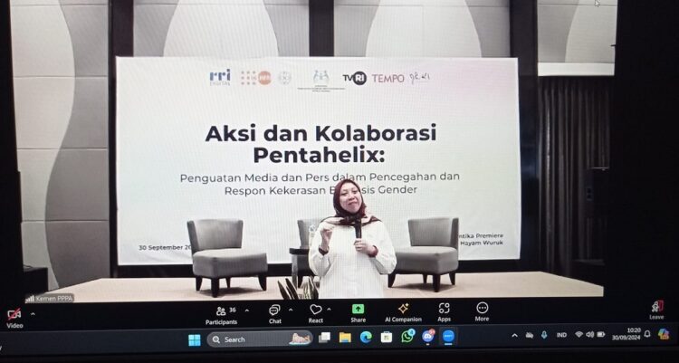 PENGUATAN MEDIA—Deputi Perlindungan Hak Perempuan KEMENPPPA, Ratna Susianawati dalam menyampaikan paparannya dalam acara Aksi dan Kolaborasi Pentahelix: Penguatan Media dan Pers dalam Pencegahan dan Respon Kekerasan Berbasis Gender, di Hotel Santika Premiere Hayam Wuruk, Senin (30/9).