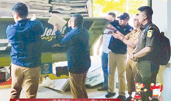 KPU Pdang saat menerima logistik pilkada