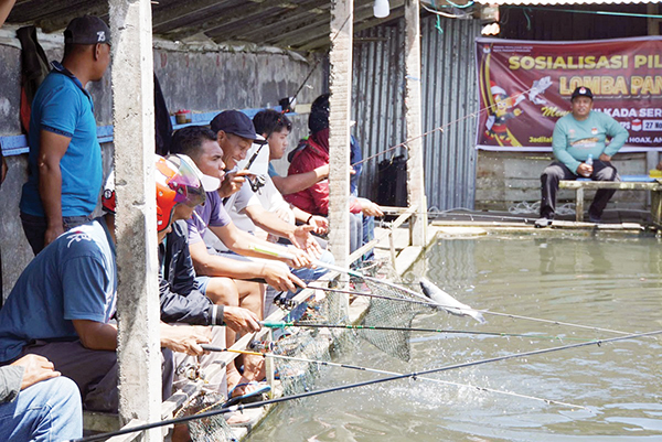 Sosialisasi Pilkada 2024, KPU Padang Panjang Gandang Komunitas Mancing Mania 1 SOSIALISASI PILKADA— KPU Padang Panjang menggelar sosialisasi Pilkada dengan menggaet komunitas Mancing Mania, di kolam pancing DPRD Padang Panjang, Minggu (20/10).