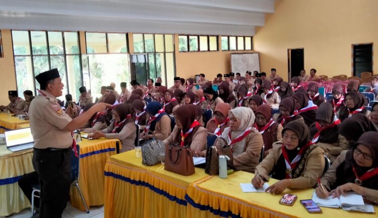 Kapusdiklatnas jadi Narasumber, Kursus Orientasi Singkat Gerakan Pramuka 1 NARA SUMBER—Kepala Pusat Pendidikan dan Pelatihan Kepramukaan Tingkat Nasional (Kapusdiklatnas) Yana Suptiana, M.Pd. menjadi narasumber pada Kursus Orientasi singkat Gerakan Pramuka di aula Sanggar Kegiatan Belajar Kota Sawahlunto, Selasa (1/9).