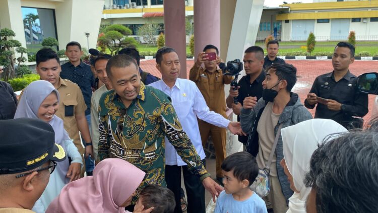 Dievakuasi dari Lebanon, Plt Bupati Pasbar Sambut Kedatangan Warga Asal Pasbar 1 SAMBUT—Kedatangan Muhammad Luthfi Ahmadi dan tiga WNI lainnya disambut langsung oleh Pelaksana Tugas (Plt) Gubernur Sumatera Barat, Audy Joinaldy, dan Plt Bupati Pasaman Barat, Risnawanto, serta stakeholder terkait di Bandara Internasional Minangkabau, Kabupaten Padang Pariaman.