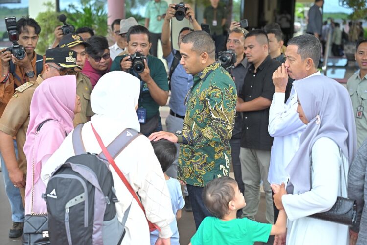 Pasca Dievakuasi dari Lebanon, Pemprov Sumbar Fasilitasi Pemulangan 4 Orang Warganya 1 SAMBUT—Kedatangan mereka disambut langsung oleh Plt. Gubernur Sumbar, Audy Joinaldy, di Ruang VIP Bandara Internasional Minangkabau, Selasa (15/10).
