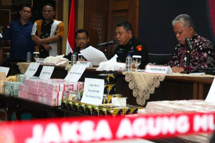Terkait Kasus Suap 3 Hakim Pembebas Ronald Tannur, Kejagung Sita Duit Rp 920 Miliar dan 51 Kg Emas dari Eks Pejabat MA Zarof Ricar 1 KONFERENSI PERS— Barang bukti di tampilkan konferensi pers kasus suap yang menjerat tiga hakim PN Surabaya terkait pemberian vonis bebas Ronald Tannur di Gedung Kejaksaan Agung, Jakarta.