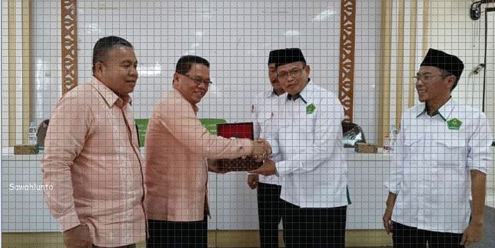 Kunjungi Kemenag Lebak, Banten, Pelajari Pengelolaan dan Pendampingan Kampung Zakat 1 SAMBUT—Rombongan Kemenag disambut baik oleh Kepala Kantor Kemenag Lebak. Masyhudi beserta jajaran antusias menyambut niat baik Kemenag
Kota Sawahlunto dalam rangka sama – sama memajukan Kampung Zakat.