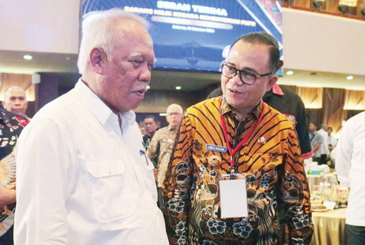 Jalan Sudirman Bukittinggi Resmi Dikelola Pemkot, Hibah BMN Dukung Infrastruktur Daerah 1 BERSAMA— Menteri PUPR RI, Basuki Hadimuljono, bersama Pjs Walikota Bukttinggi Hani Syopiar Rustam dalam kegiatan serah terima BMN Kementerian PUPR tahun 2024 yang dilaksanakan di Auditorium Kementerian PUPR, Kamis (10/10).