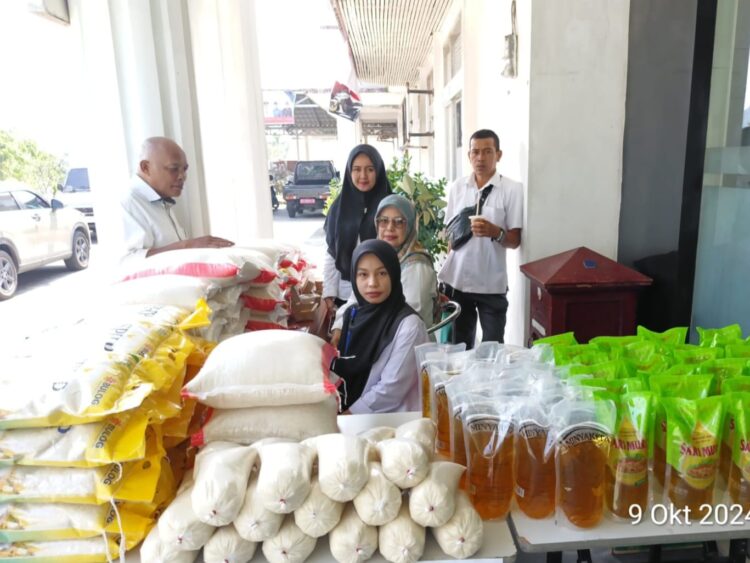 OPERASI PASAR RUMAH— Suasana Operasi Pasar Murah (OPM) yang digelar oleh Pemko Padang Panjang melalui Dinas Perdagangan, Koperasi dan Usaha Kecil dan Menengah (Disperdakop UKM).