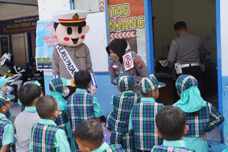 Tumbuhkan Kecintaan Terhadap Polisi, TK-KB Smart Kids Field Trip ke Polres Padang Panjang 1 PENGENALAN RAMBU LALIN— Kepala Unit Keamanan dan Keselamatan Lantas Polres, Aipda Denny Wiriatmadja dengan antusias menjelaskan rambu-rambu lalu lintas kepada anak-anak.