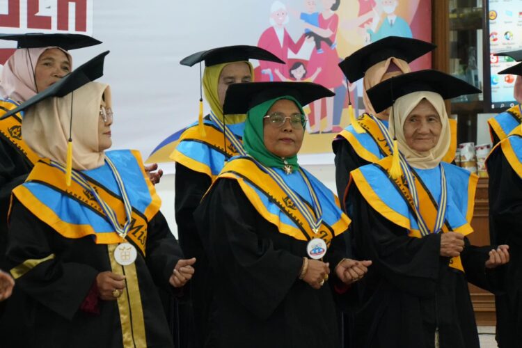 Tamatkan Sekolah Lansia Tageh, 29 Lansia Kota Padang Panjang Diwisuda 1 WISUDA LANSIA— Membanggakan, 29 orang lanjut usia (lansia) Kota Padang Panjang ikuti wisuda perdananya dari Sekolah Lansia Tageh Kelurahan Ekor Lubuk, yang berlangsung di Pandopo Rumah Dinas Wali Kota, Selasa (8/10).