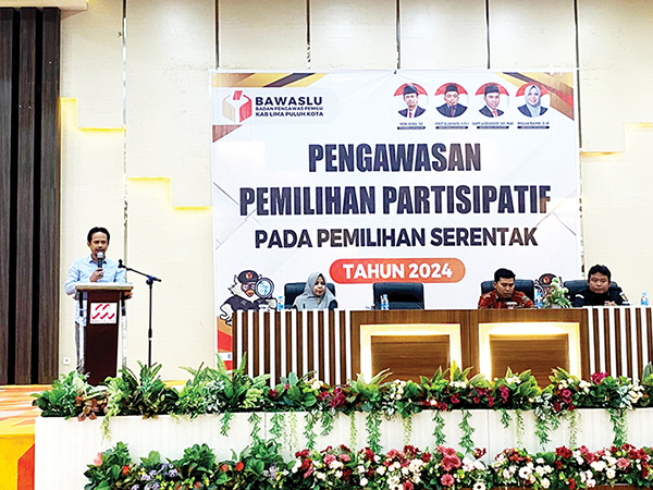 Bawaslu 50 Kota Ingatkan Netralitas ASN pada Pilkada 2024 1 SAMBUTAN— Ketua Bawaslu Lima Puluh Kota, Yoriza Asra, saat membuka kegiatan sosialisasi pengawasan pemilihan partisipatif pada pemilihan serentak tahun 2024 di hotel Mangkuto Syariah Kota Payakumbuh, Senin (30/9).