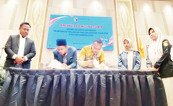 Bawaslu Sumbar Gelar Pengawasan Pemilu Partisipatif, Ajak Generasi Muda Awasi Pilkada 2024 1 PENANDATANGANAN MOU— Penandatangan MoU Pengawasan Pemilu Partisipatif antara Bawaslu Sumbar dengan Pimpinan Wilayah Ikatan Pelajar Nahdlatul Ulama (NU) Sumbar dan Ikatan Pelajar Putri Nahdatul Ulama Sumbar, Selasa (29/10).