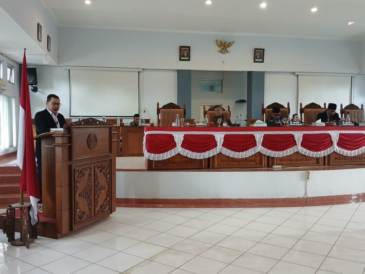 Ketua Fraksi Nasdem DPRD Limapuluh Kota, Dukung Peningkatan Kapasitas Wartawan 1 SAMPAIKAN PENDAPAT AKHIR— Ketua Fraksi Nasdem di DPRD Kabupaten Lima Puluh Kota Benni Okva Della, saat menyampaikan pada paripurna pendapat akhir fraksi terkait APBD P-2024.