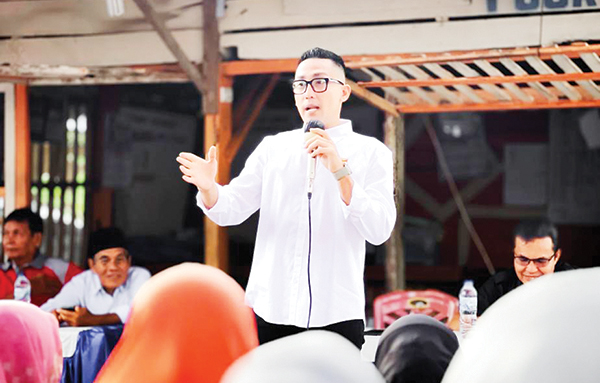 RESES MASA SIDANG— Anggota DPRD Kota Padang dari Dapil Padang 5 (Padang Timur dan Padang Selatan) yang juga Ketua Komisi 2 Rachmad Wijaya melakukan reses masa sidang di Kelurahan Jati, Kecamatan Padang Timur, Jumat (11/10).