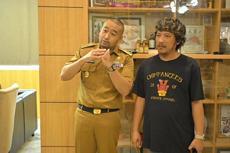 Ketua Sanggar Darak Badarak Minta Maaf, Plt Audy Joinaldy Minta Seniman Lebih Bijak Bersikap di Tahun Politik 1 MINTA MAAF—Ketua Sanggar Darak Badarak, Ribut Anton Sujarwo, bertemu dengan Plt Gubernur Sumbar Audy Joinaldy usai minta maaf terkait tudingan Darak Badarak terhadap Pemprov Sumbar yang disebut, mengingkari janji pemberian bantuan tunai untuk sanggar yang dipimpinnya.